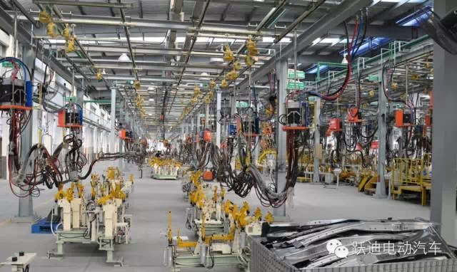 躍迪電動(dòng)汽車裝車完畢發(fā)往荊州，買躍迪電動(dòng)汽車可投保，解決您的后顧之憂！
