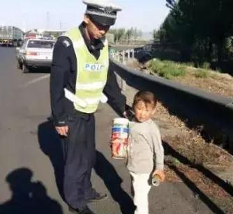 貪玩幼童上高速—躍迪移動(dòng)警務(wù)室助力，熱心民警忙尋親