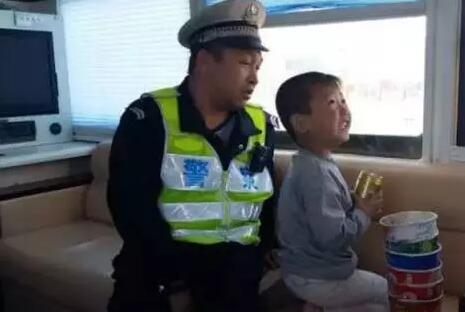 貪玩幼童上高速—躍迪移動(dòng)警務(wù)室助力，熱心民警忙尋親