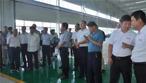 專家、教授聽取陜西躍迪公司對整體項目規(guī)劃和系列新能源客車產品的系統(tǒng)介紹