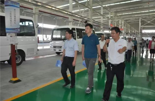 在公司相關領導陪同下，專家、教授們深入沖焊、涂裝、總裝三大車間實地觀摩