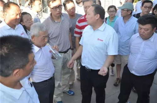 公司總經理雷明環(huán)為專家學者們現(xiàn)場講解新能源客車充電時間及續(xù)航里程等事宜