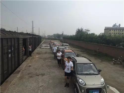  躍迪電動汽車批量等待鐵路運輸中