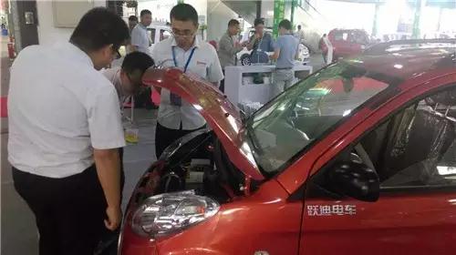 躍迪電動(dòng)汽車工作人員為其介紹產(chǎn)品