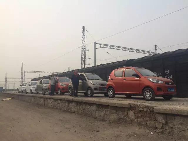 躍迪電動(dòng)汽車(chē)鐵路運(yùn)輸準(zhǔn)備裝車(chē)。