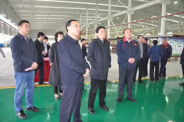 渭南市政協(xié)主席劉新興一行領導到陜西躍迪公司車間考察調(diào)研