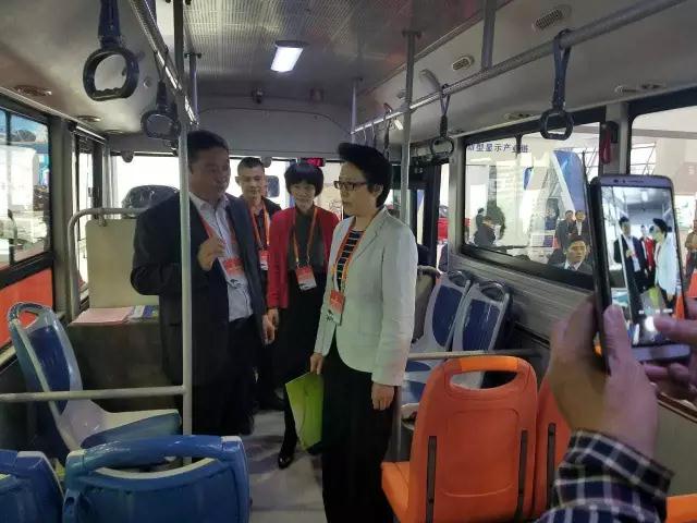 安徽省委書(shū)記李錦斌，代省長(zhǎng)李國(guó)英一行蒞臨躍迪集團(tuán)旗下安達(dá)爾汽車展位參觀指導(dǎo)