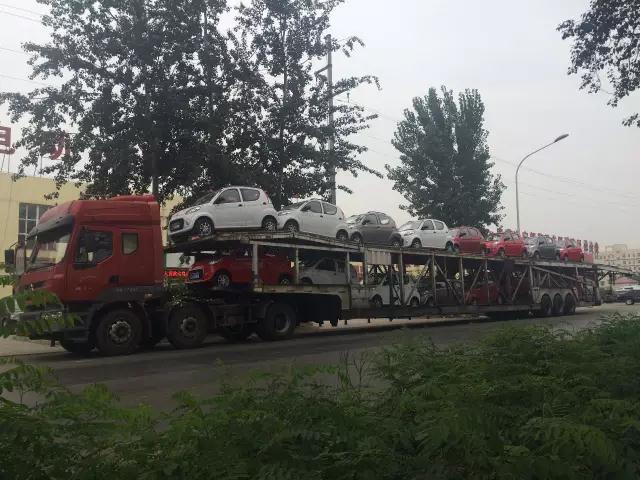 躍迪電動汽車裝車完畢準備發(fā)車
