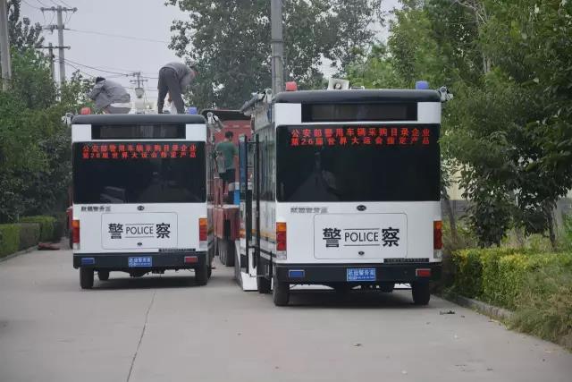 躍迪電動移動警務(wù)室裝車中，準備發(fā)往白洋淀溫泉城公安分局