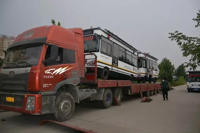 躍迪電動移動警務(wù)室裝車中，準備發(fā)往白洋淀溫泉城公安分局