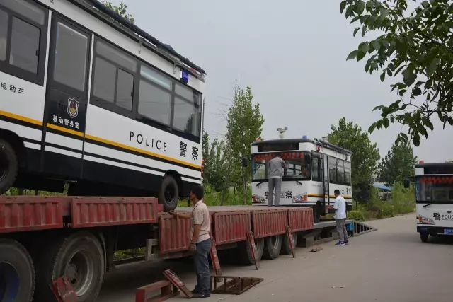 躍迪電動移動警務(wù)室裝車中，準備發(fā)往白洋淀溫泉城公安分局