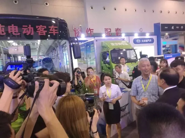 躍迪汽車帶您走進(jìn)2017絲博會(huì)暨21屆西洽會(huì)，感受展會(huì)盛況