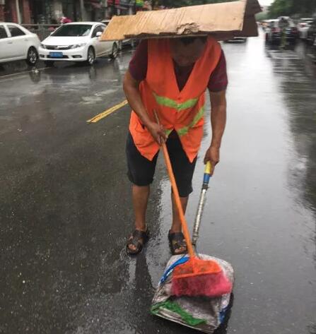 今天，躍迪向平凡而偉大的他們——環(huán)衛(wèi)工人致敬！
