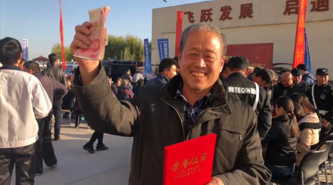 領(lǐng)到證書跟車款后開心的笑容 領(lǐng)到證書跟車款后開心的笑容