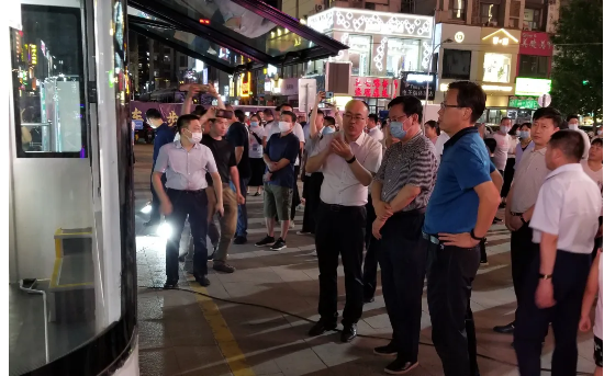 副市長(zhǎng)帶頭打卡 | 躍迪移動(dòng)商亭“現(xiàn)身”夜市引圍觀熱潮