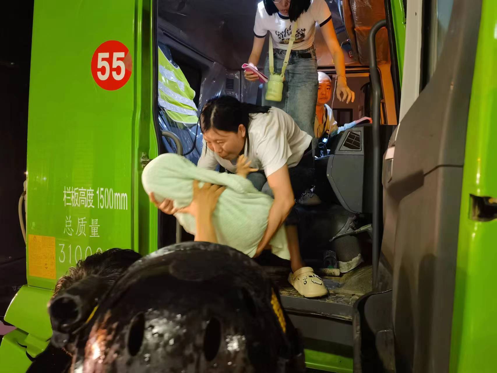 昨晚保定市強降暴雨丨躍迪汽車保定分公司，連夜出動70臺新能源渣土車參與保定市救援工作
