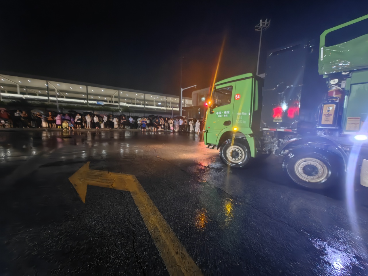 昨晚保定市強降暴雨丨躍迪汽車保定分公司，連夜出動70臺新能源渣土車參與保定市救援工作