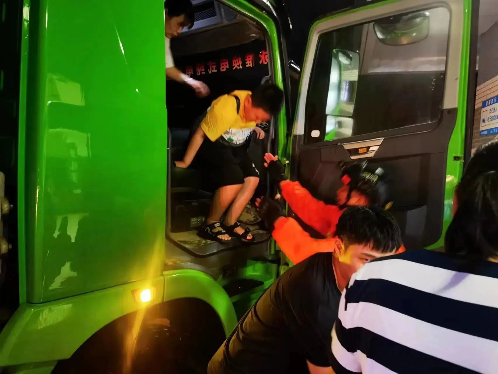昨晚保定市強降暴雨丨躍迪汽車保定分公司，連夜出動70臺新能源渣土車參與保定市救援工作