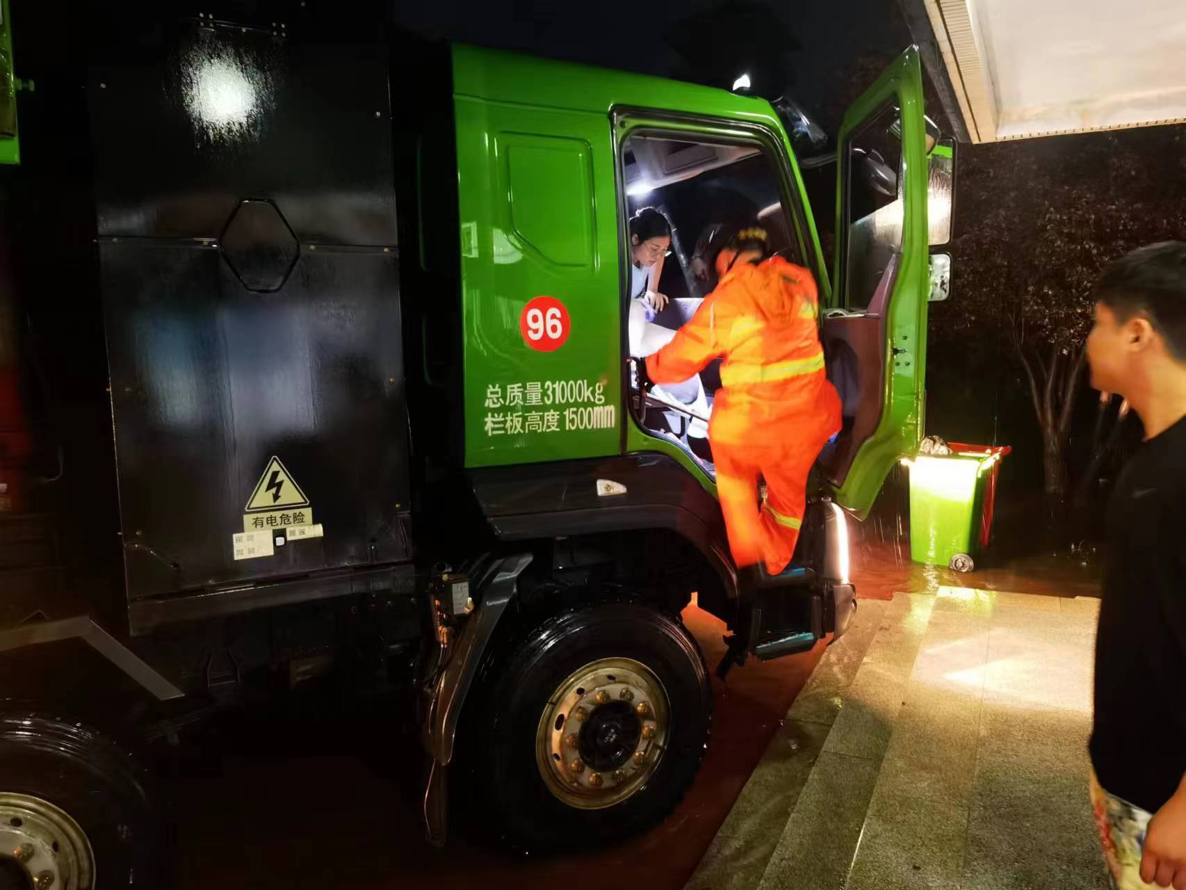 昨晚保定市強降暴雨丨躍迪汽車保定分公司，連夜出動70臺新能源渣土車參與保定市救援工作