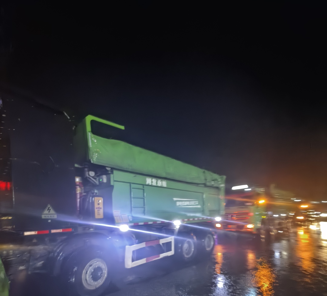昨晚保定市強降暴雨丨躍迪汽車保定分公司，連夜出動70臺新能源渣土車參與保定市救援工作