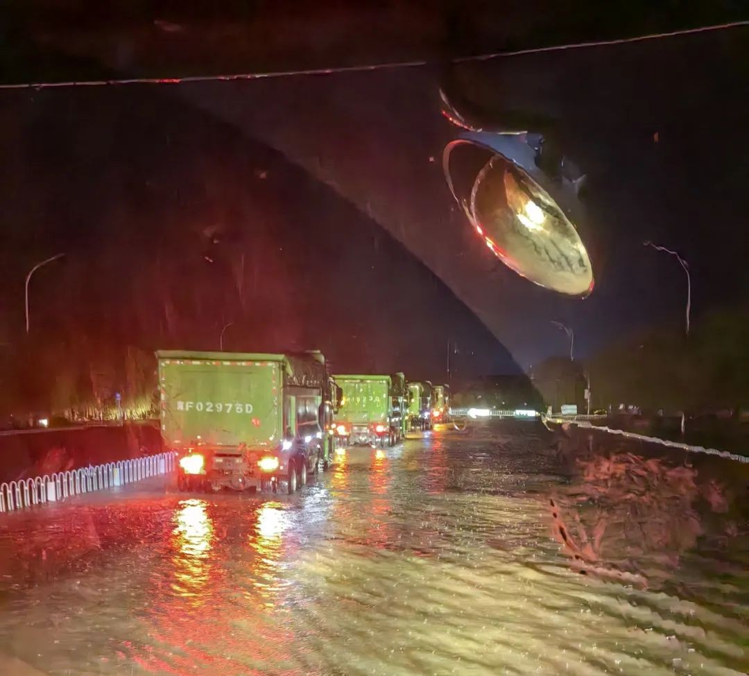 昨晚保定市強降暴雨丨躍迪汽車保定分公司，連夜出動70臺新能源渣土車參與保定市救援工作