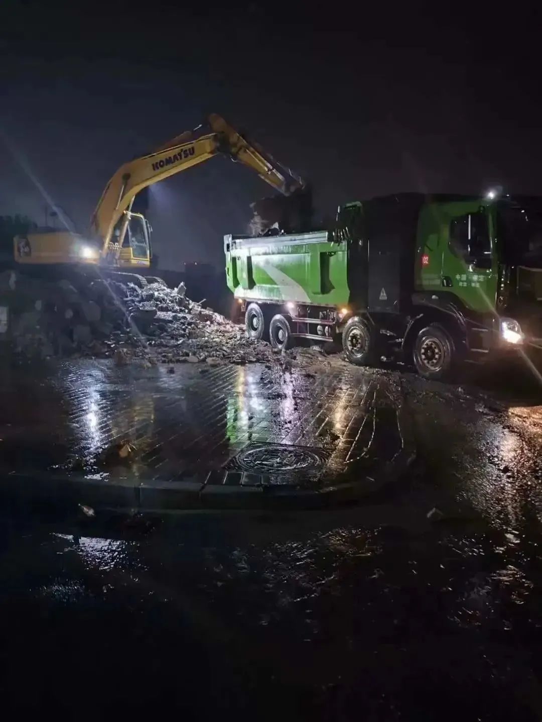昨晚保定市強降暴雨丨躍迪汽車保定分公司，連夜出動70臺新能源渣土車參與保定市救援工作