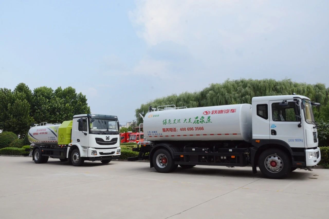 夏日降溫好幫手-躍迪集團(tuán)新能源灑水車、新能源綠化噴灑車發(fā)車