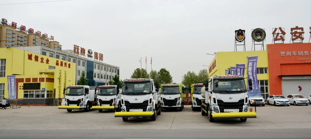 夏日降溫好幫手-躍迪集團(tuán)新能源灑水車、新能源綠化噴灑車發(fā)車