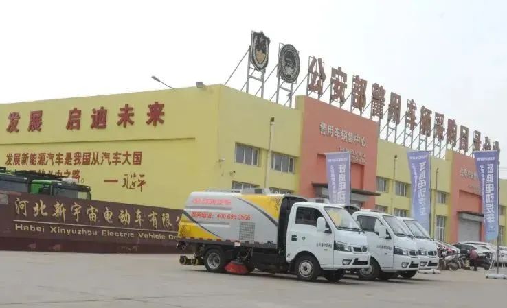 夏日降溫好幫手-躍迪集團(tuán)新能源灑水車、新能源綠化噴灑車發(fā)車