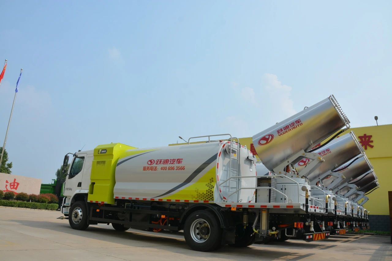 夏日降溫好幫手-躍迪集團(tuán)新能源灑水車、新能源綠化噴灑車發(fā)車