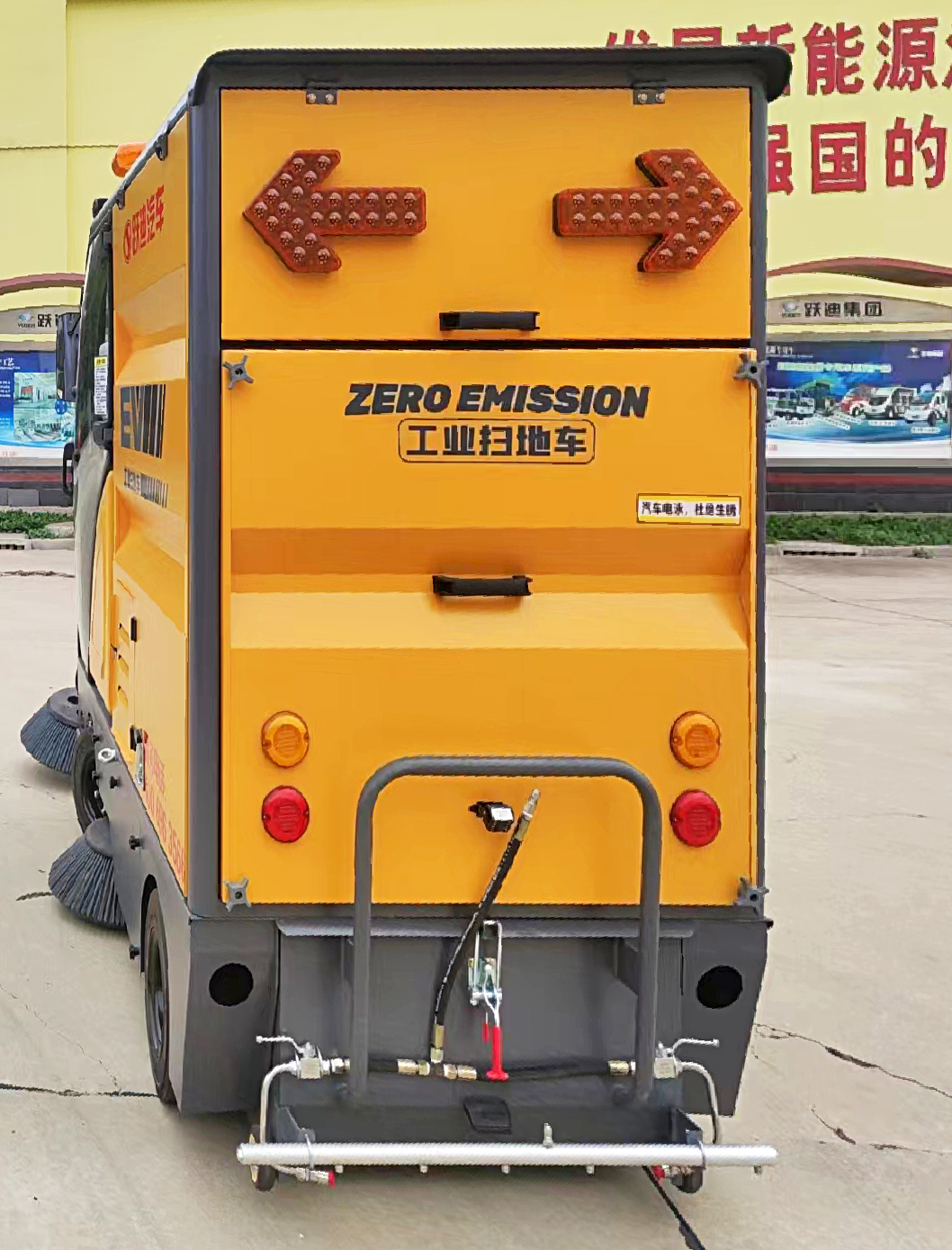 強(qiáng)力吸塵，高效清掃-躍迪小型清掃車