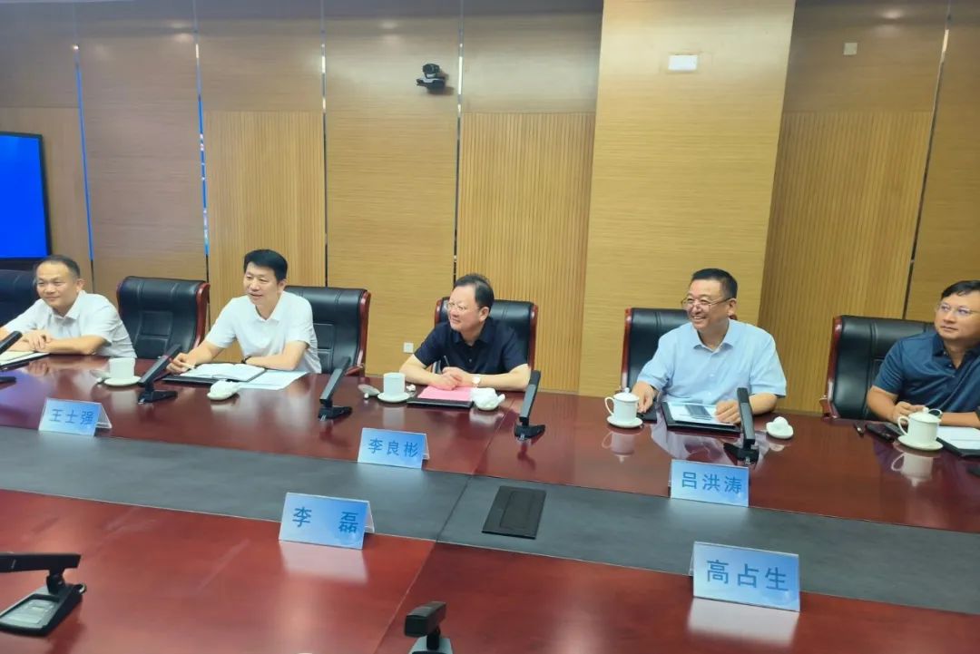 鋰業(yè)巨頭贛鋒鋰業(yè)董事長李良彬、躍迪集團(tuán)董事長呂洪濤聯(lián)袂造訪中國重汽，與劉正濤董事長洽談新能源領(lǐng)域合作前景