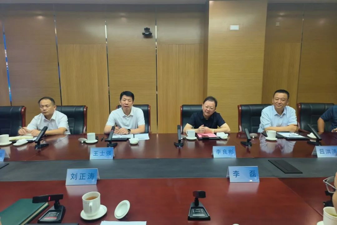 鋰業(yè)巨頭贛鋒鋰業(yè)董事長李良彬、躍迪集團(tuán)董事長呂洪濤聯(lián)袂造訪中國重汽，與劉正濤董事長洽談新能源領(lǐng)域合作前景